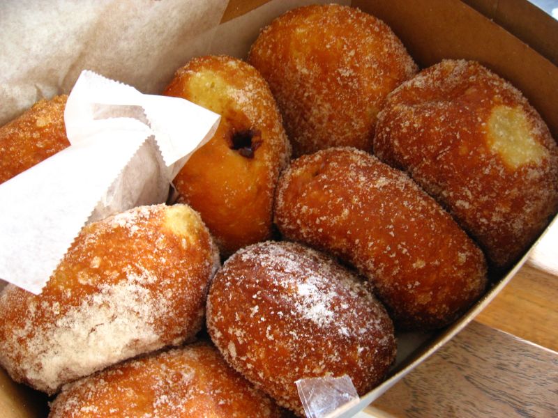 Leonard's_malasadas.jpg